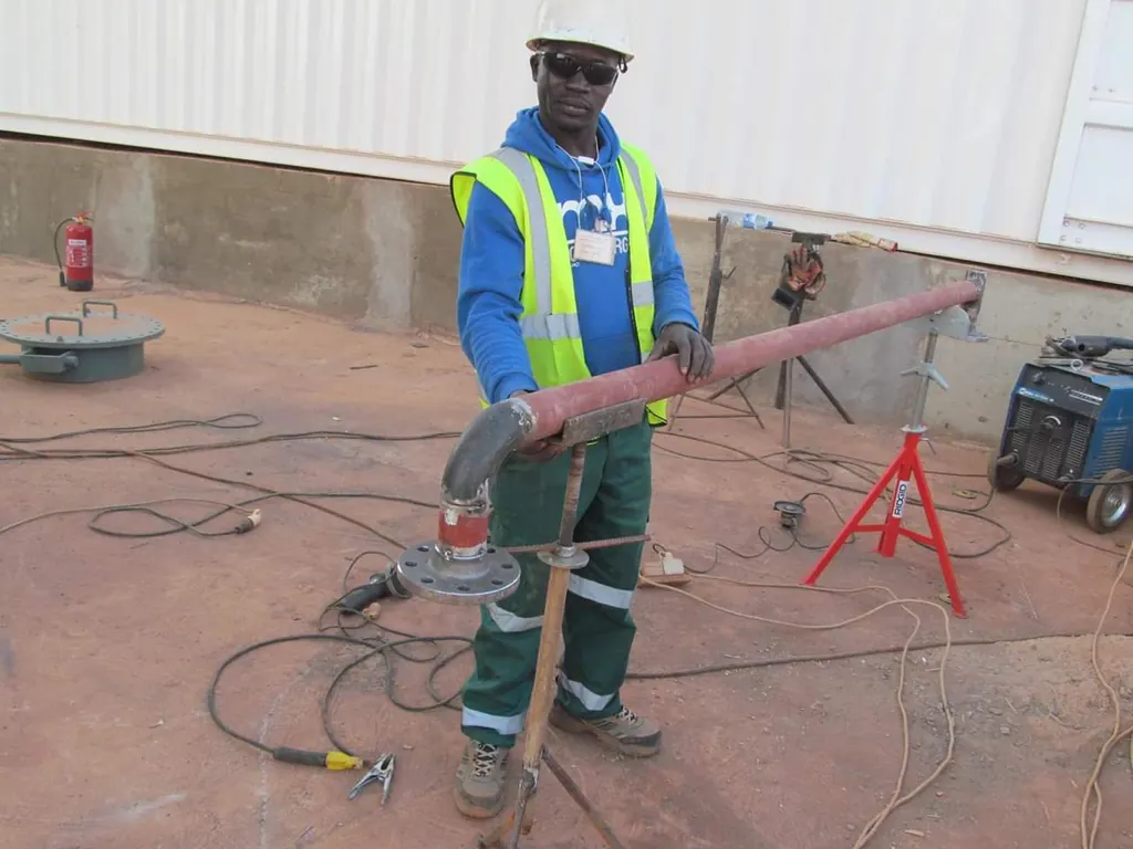 Manutention d'un coude de tuyauterie sur chantier industriel